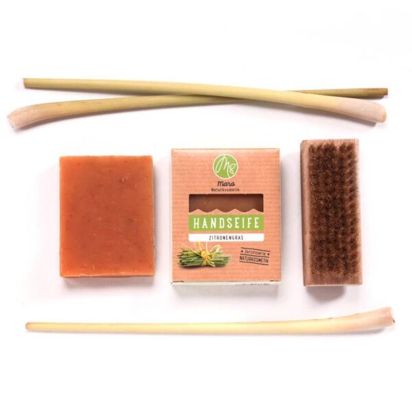 Handseife Zitronengras - Mara Kosmetik Naturseifen Manufaktur Produktbild mit Dekorationration